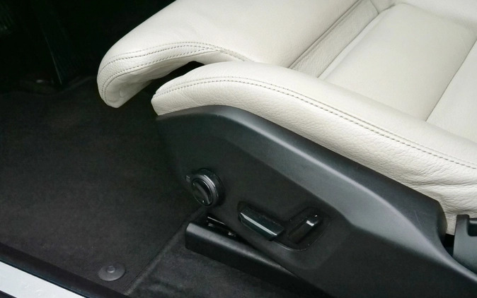 Volvo XC 60 cena 129900 przebieg: 161200, rok produkcji 2019 z Rzgów małe 596